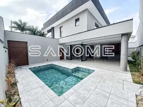 Área externa com piscina e garagem coberta