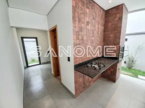Cozinha com fogão embutido e azulejos vermelhos