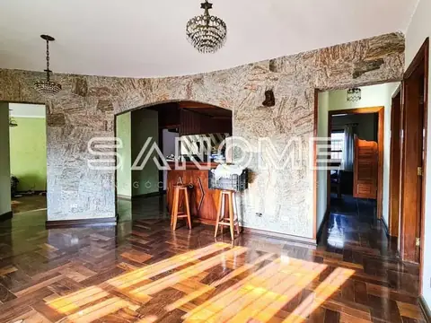 Sala com paredes texturizadas e piso de madeira