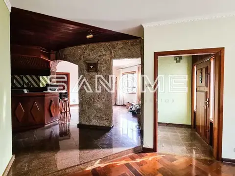Sala com piso de mármore e coluna central de pedra