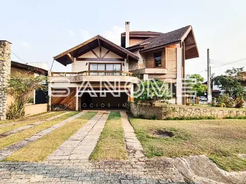 Casa com fachada em alvenaria e garagem