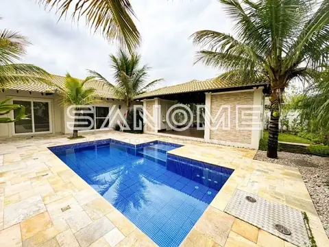 Área externa com piscina e casa ao fundo