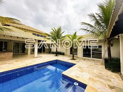 Área externa com piscina e pátio