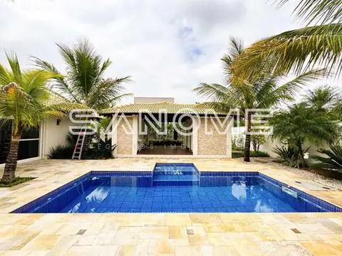Área externa com piscina e casa ao fundo