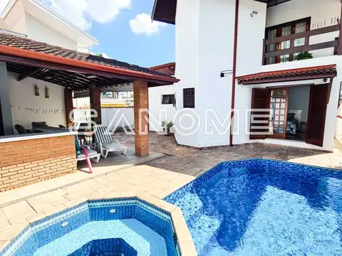 Área externa com piscinas e área de lazer
