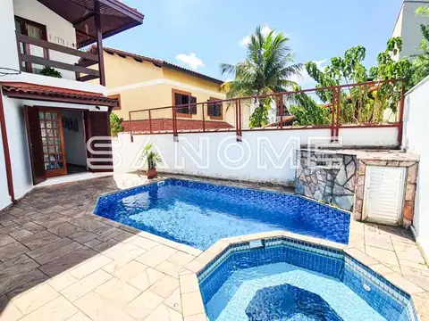 Área externa com piscina e banheira de hidromassagem