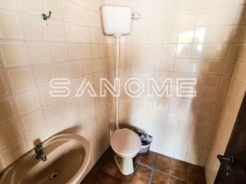 Banheiro com vaso sanitário e pia