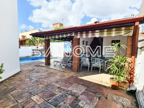 Área externa com piscina e pergolado