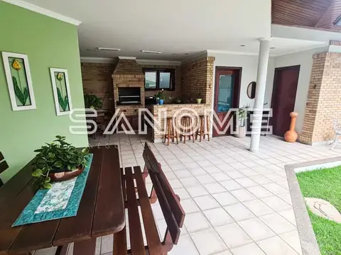 Área de convivência com sala de jantar e cozinha integradas