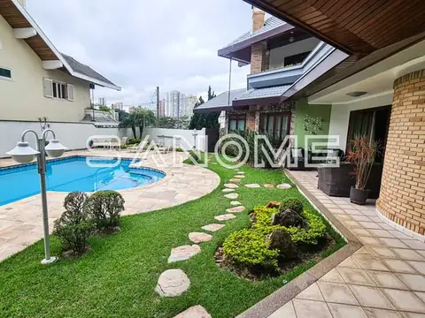 Área externa com piscina e jardim