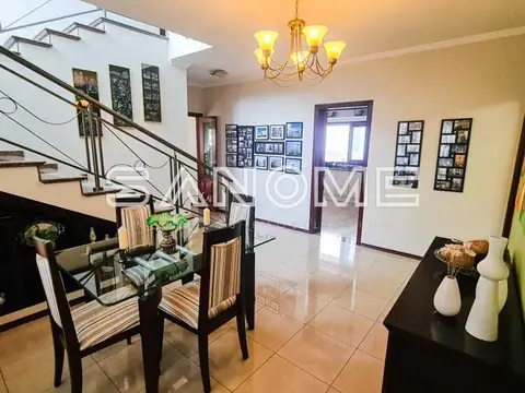 Sala de estar com escada e piso em cerâmica