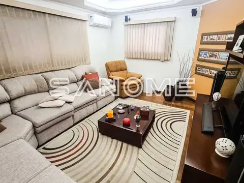 Sala de estar com sofá cinza e poltrona