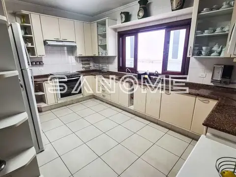 Cozinha planejada com bancada e janelas