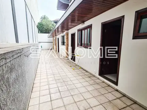 Corredor externo com portas e piso em cerâmica