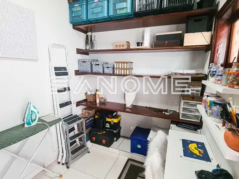 Sala de trabalho com prateleiras e mesa integrada