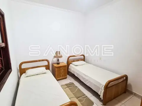 Quarto com duas camas de solteiro e criado