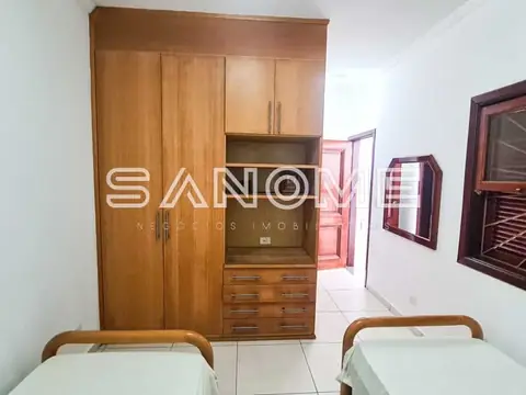 Quarto com duas camas de solteiro e guarda-roupa