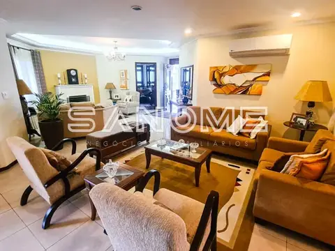 Sala de estar com sofás e poltronas estofadas