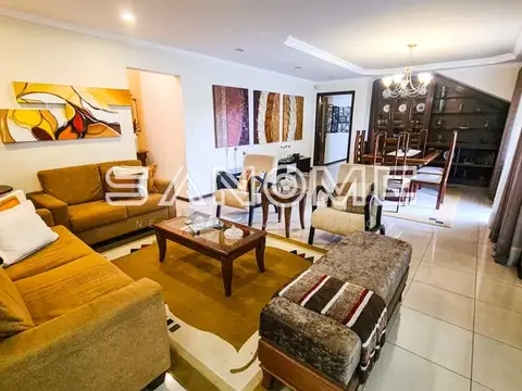 Sala de estar com sofás amarelos e mesa de centro