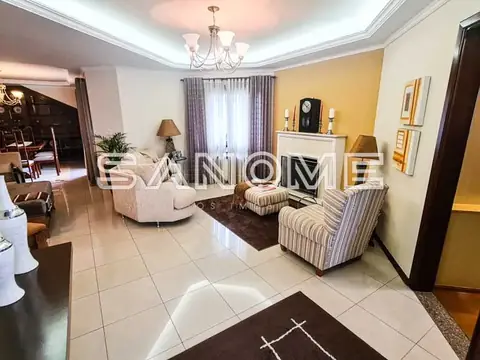 Sala de estar com sofá, poltrona e lareira