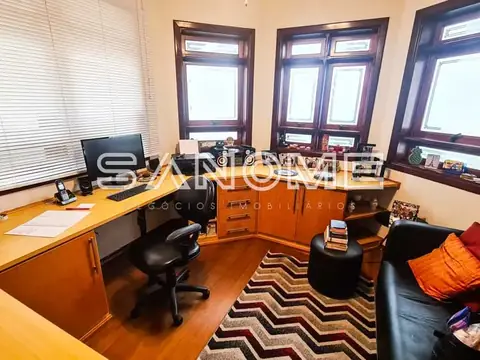 Escritório com mesa de trabalho e sofá
