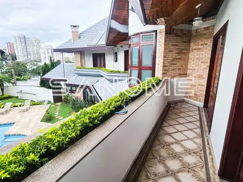 Varanda lateral com piso em cerâmica e vista para residência