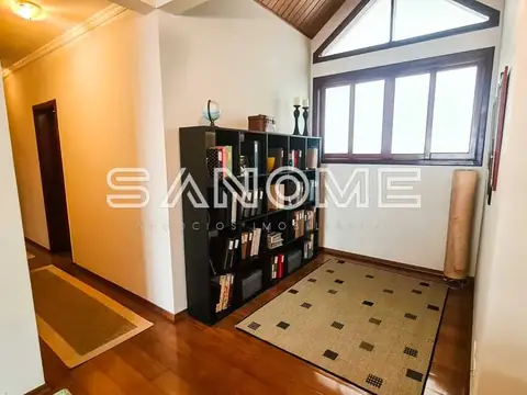 Sala de estar com estante e grandes janelas