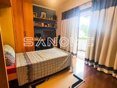 Quarto com cama de casal e guarda-roupa laranja