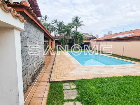 Área externa com piscina e gramado