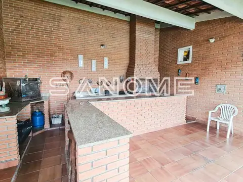 Cozinha e área gourmet com bancada em alvenaria