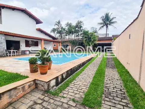 Área externa com piscina e caminho em pedra