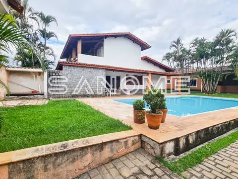 Casa com piscina e área externa ampla