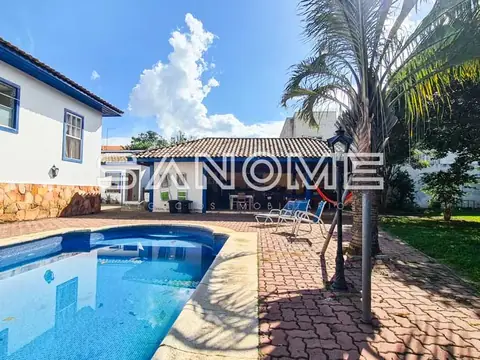 Área externa com piscina e palmeira