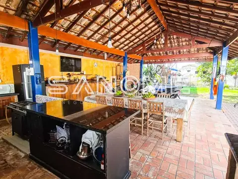 Área de convivência com cozinha e bancada