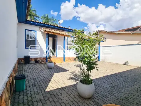 Pátio com piso de tijolos e área externa