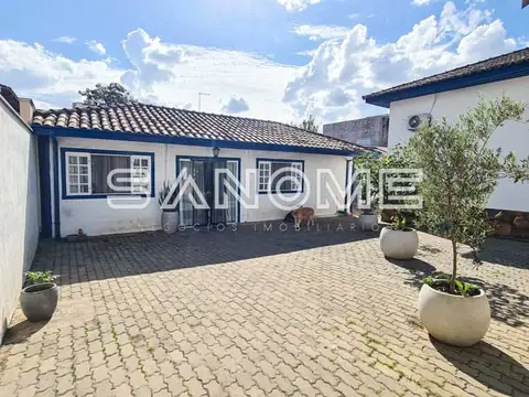 Fachada de casa com garagem e pátio pavimentado