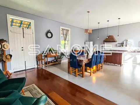 Sala de estar integrada com cozinha e área de refeições