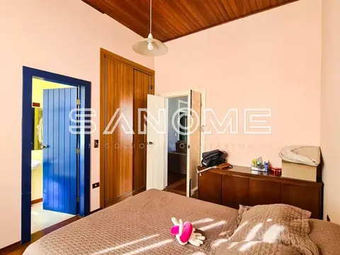 Quarto com cama de casal e móvel de madeira
