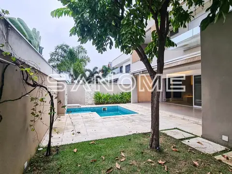 Área externa com piscina e árvores