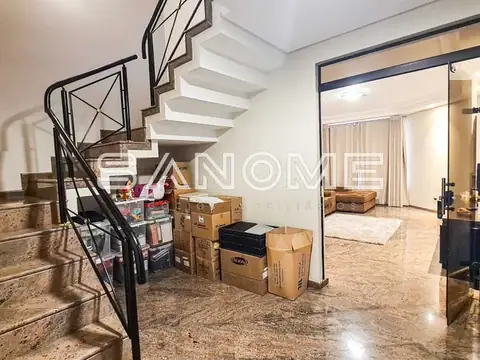 Sala com escada caracol e caixas de mudança