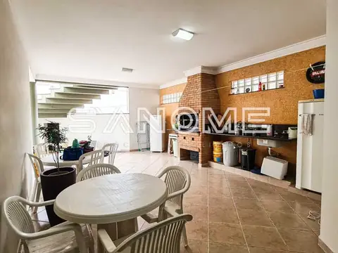 Cozinha com parede de tijolos e mesa de refeições