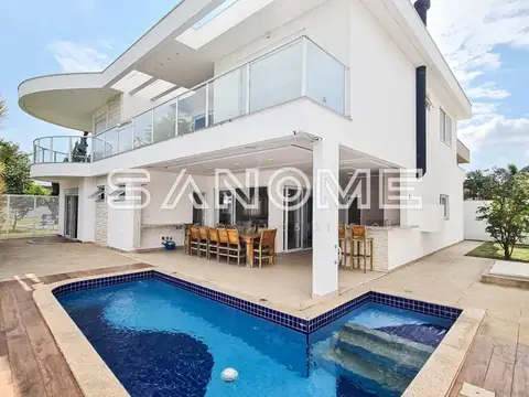 Casa moderna com piscina e área de convívio