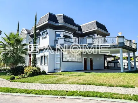 Fachada de casa com mansarda e garagem