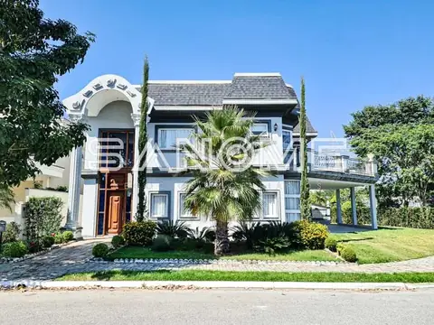 Fachada de casa com palmeiras e entrada frontal