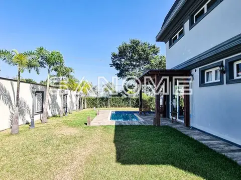 Casa com área externa e piscina