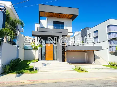 Casa moderna com fachada branca e porta laranja