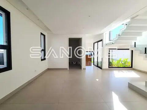 Sala integrada com piso em porcelanato e escada