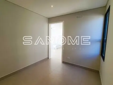 Sala vazia com porta de entrada e parede clara