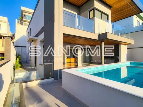 Casa moderna com piscina e área de lazer