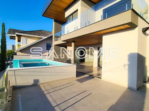 Área externa com piscina e terraço